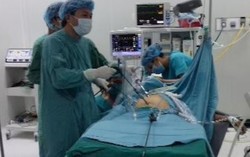 Đầu đạn trong người 45 năm 'đi' từ ngực xuống xương chậu 