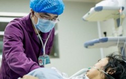 Người phụ nữ gây sốc khi tự truyền 20 loại nước trái cây vào tĩnh mạch