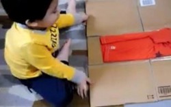 Bé 3 tuổi gấp quần áo đẹp như ngoài tiệm