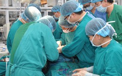 Chơi bên máy dệt, bé gái 10 tuổi bị lột da đầu