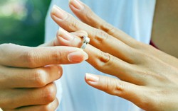 Chấm dứt hôn nhân với người chồng thích tìm 'của lạ'