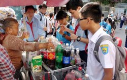 Không bán nước ngọt trong trường học: Cần có chế tài