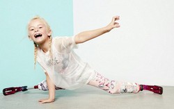 Cô bé không chân thành người mẫu chuyên nghiệp