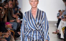 Người mẹ U70 có màn catwalk không thua gì siêu mẫu trẻ