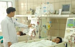 Khởi tố vụ án 12 sinh viên ngộ độc rượu chứa methanol