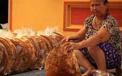 Nghề làm bánh đa ở ngôi làng gốm cổ Thổ Hà