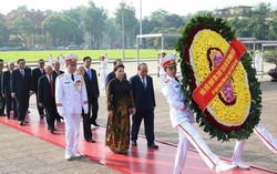 Lãnh đạo Đảng, Nhà nước đặt vòng hoa và vào Lăng viếng Bác