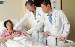 Lấy ra hàng trăm viên sỏi trong túi mật nữ bệnh nhân