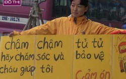 Người mẹ Hàn Quốc cầm biển chặn dòng xe leo vỉa hè Hà Nội
