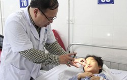 Chơi trò phi dao, bé 10 tuổi bị thủng mắt