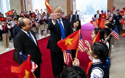 Tổng thống Donald Trump vẫy cờ Việt Nam gây sốt mạng xã hội