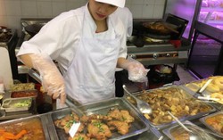 Đến siêu thị ăn cơm trưa văn phòng