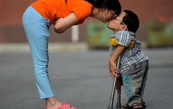 Chuyện tình cảm động của chàng trai tí hon và cô gái tật nguyền