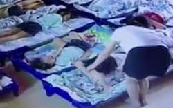 Đâm hàng loạt học sinh bằng kẹp giấy, nữ giáo viên mầm non nhận cái kết đắng