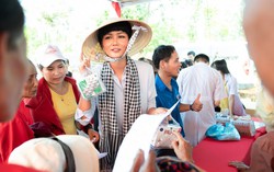 H'Hen Niê về quê phát thuốc miễn phí, tuyên truyền sức khỏe sinh sản