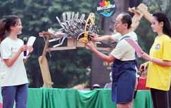 Nghệ nhân Nhật Bản 'giải phẫu' chú sư tử giấy khổng lồ làm từ hộp bánh kẹo cũ