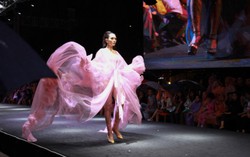 Võ Hoàng Yến, Kim Dung "càn quét" sàn diễn đêm khai mạc Fashionnology