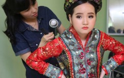 Trang Nhung vào hậu trường chỉnh sửa trang phục cho con gái Bích Ngọc