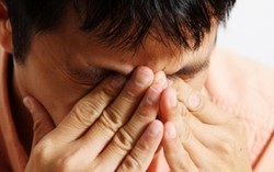 Bị mắng xối xả là biến thái vì ôm eo đồng nghiệp khi đi chung xe máy