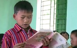 'Học sinh cầm sách bìa ngược để chữ xuôi'