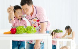 Bình yên bên mẹ, thú vị bên cha