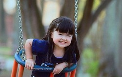 Con gái 3 tuổi đã biết sẻ chia yêu thương