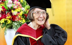 Cụ bà 88 tuổi nhận bằng tiến sĩ