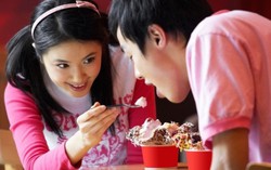 Khoảnh khắc vợ chồng ấm áp