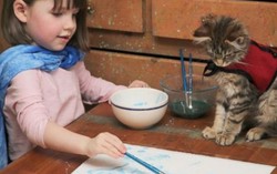 Chú mèo nhỏ giúp cô bé tự kỷ thành danh họa