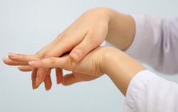8 bí quyết này giúp hạn chế tê bì chân tay