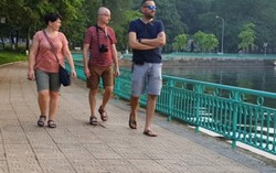Cuộc sống của người dân ven Hồ Tây đã trở lại bình thường