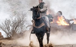 “Thần Sấm Thor” Chris Hemsworth hóa kỵ bịnh quả cảm