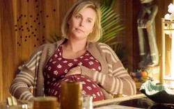 Nữ minh tinh Charlize Theron tăng 22kg để hóa thành mẹ 'bỉm sữa'
