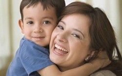 Buồn phiền của mẹ tan biến trong vòng tay con