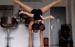Bé 3 tuổi tập uốn dẻo cùng mẹ