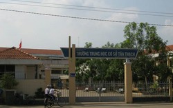 Nam sinh lớp 8 bóp cổ cô giáo ngay tại lớp
