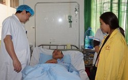 Ăn lẩu với rau lạ, nhiều người nguy kịch