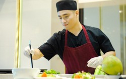 NTK Nhật Dũng: Cá ngừ khi cầm sẽ mát tay, giữ chặt để xem độ tươi của cá 