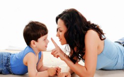 Bé trai 4 tuổi nghiện sờ “vùng kín” có là bất thường?