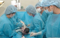 Cận cảnh bé chào đời từ sinh mổ 