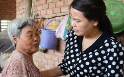 Chủ tịch Hội chia sẻ với bà con vùng hạn mặn