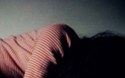 Cô gái trẻ bị cưỡng hiếp ngay trước mặt bạn trai khi đi cắm trại