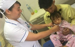 Bé gái bị hạt lúa chui vào bàng quang khi ngồi trên đống thóc 
