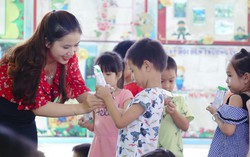 Nỗ lực thầm lặng của thầy cô vì niềm vui uống sữa của học sinh