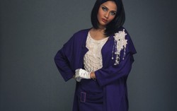 Trương Thị May nổi bật trong bộ váy 30 năm trước của mẹ