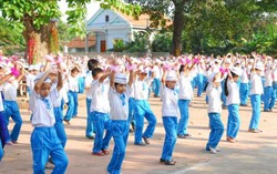 Buộc lòng 'tự nguyện' mua đồng phục cho con