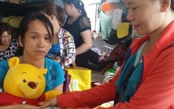 Mẹ bỉm sữa vừa chăm con vừa đi làm từ thiện