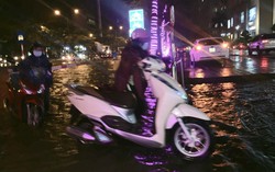 Phố phường Hà Nội ngập nặng, chị em 'khốn khổ' trong cơn mưa đầu mùa