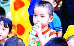 Sữa học đường: Con trẻ uống, người lớn tranh cãi
