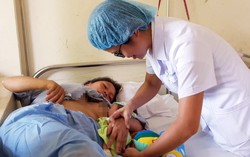 Bác sĩ đỡ đẻ thành công khi đi khám tình nguyện trên đảo